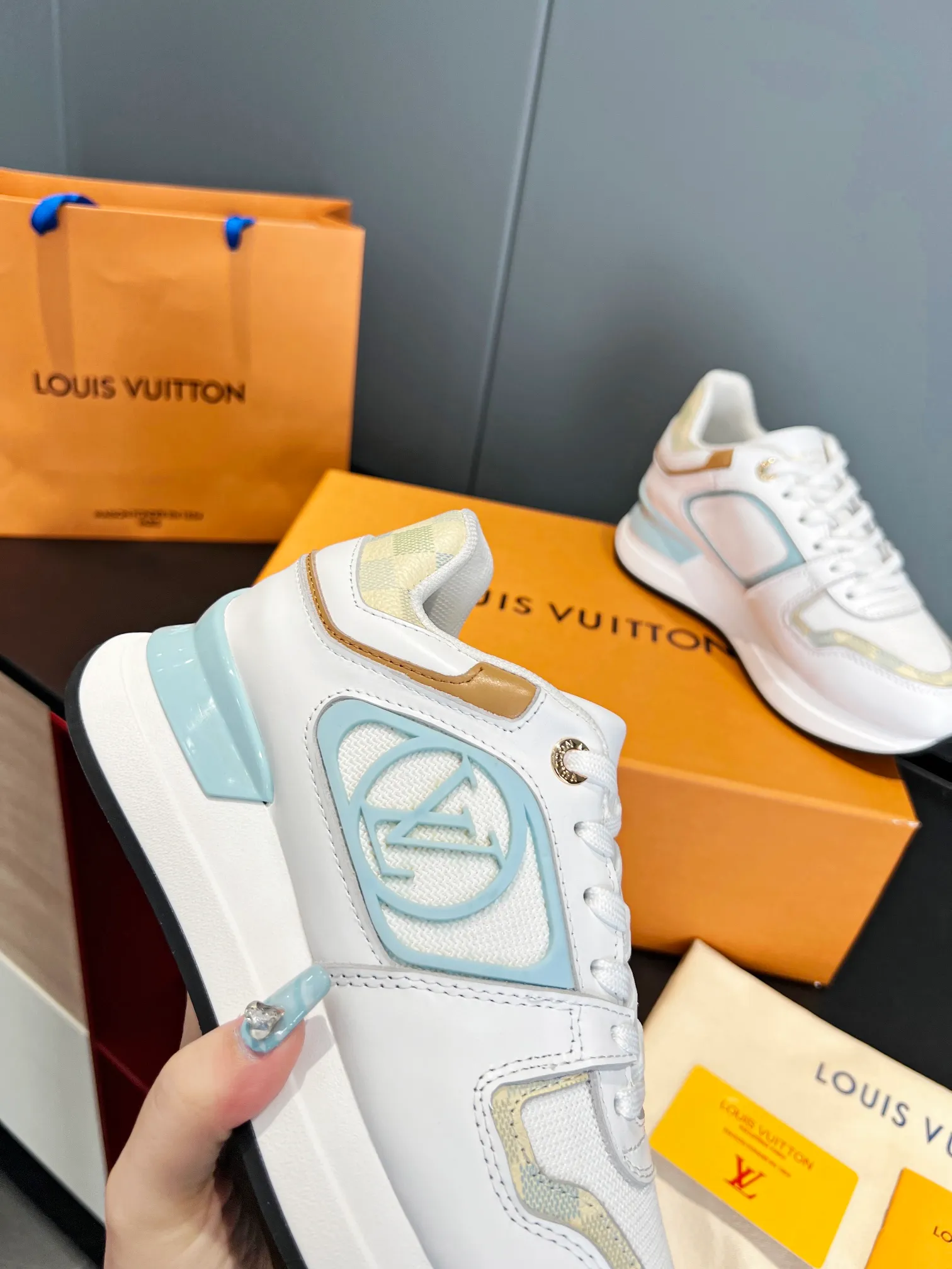 👟👟Ex-factory price 520👟👟 Couple model. louis vuitton ss24 new arrival～ Lv 2024 spring and summer new runaway sneakers ⚠️: Purchased as original 9060, disassembled and copied, upgraded version of the old model at the counter, with a more harmonious vision and lighter foot feel. It is 5cm taller, highly recognizable, and can be worn with eyes closed. Size 35-41